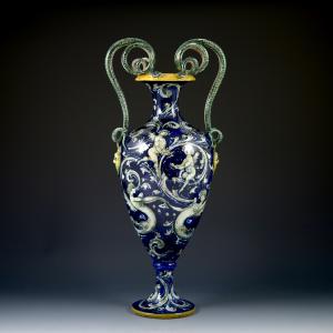 Vaso com alças serpentiformes e decoração de grotescos sobre fundo azul - Manufatura Molaroni, início do século XX